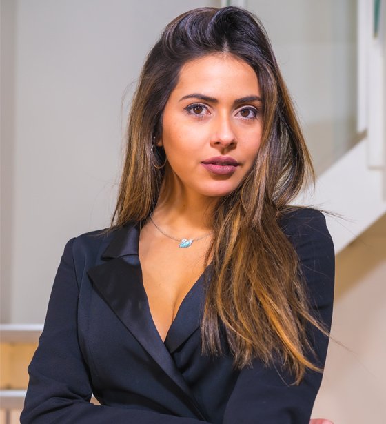 Integrante del equipo estratégico de Agencia Fansly posando con confianza en un espacio profesional