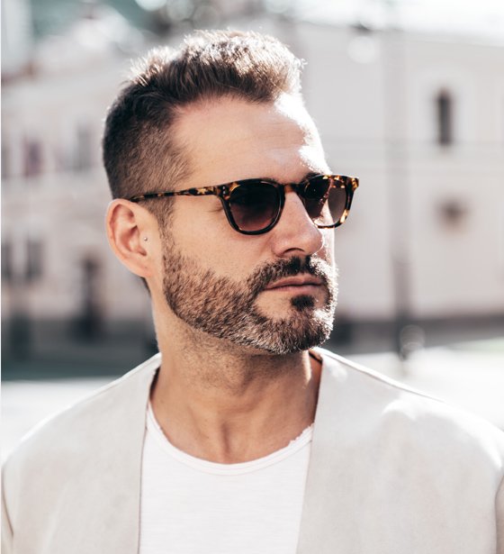 Retrato de un profesional con gafas de sol posando al aire libre para la sección del equipo de Agencia Fansly