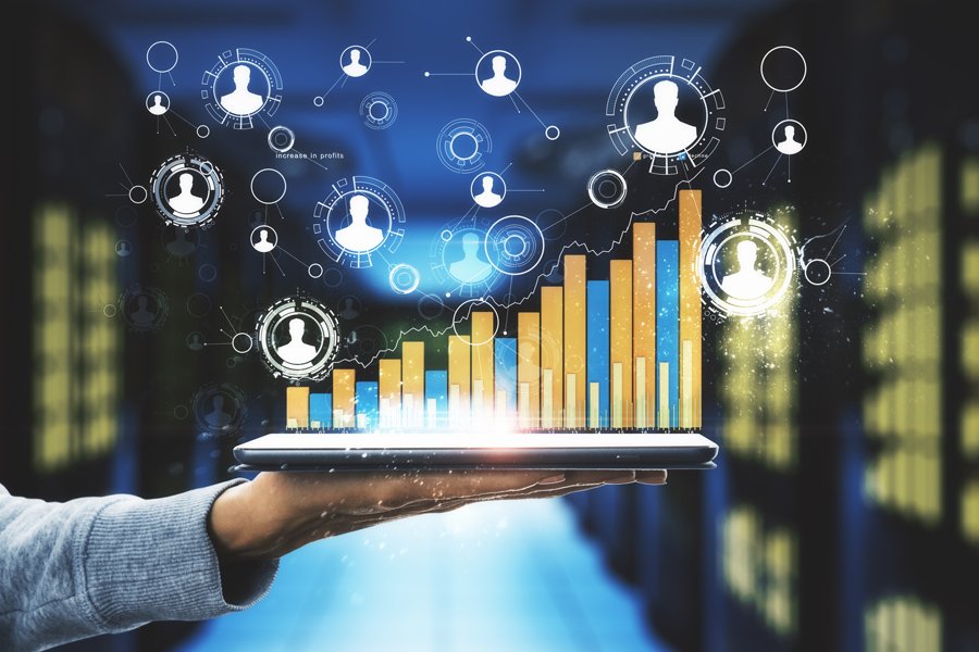 Mano sosteniendo una tablet con metricas de redes sociales