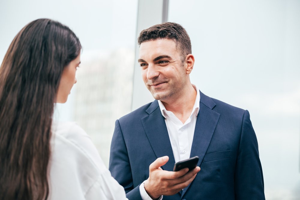 Comunicación profesional al delegar la gestión del chat en Fansly