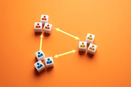 Modelo trabajando con ilustración de estrategia y gestión de audiencia para cuentas de Fansly.