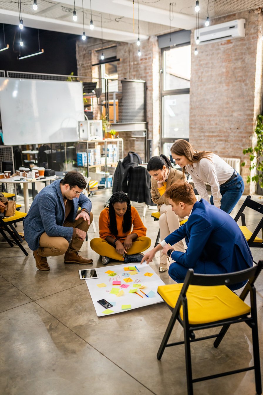 Sobre Agencia Fansly - equipo reunido creando estrategias para el crecimiento de creadoras en Fansly