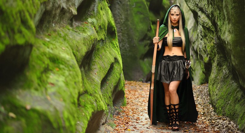 Modelo cosplay en escenario natural estilo fantasy posando con capa verde – Liana Vega Fansly.