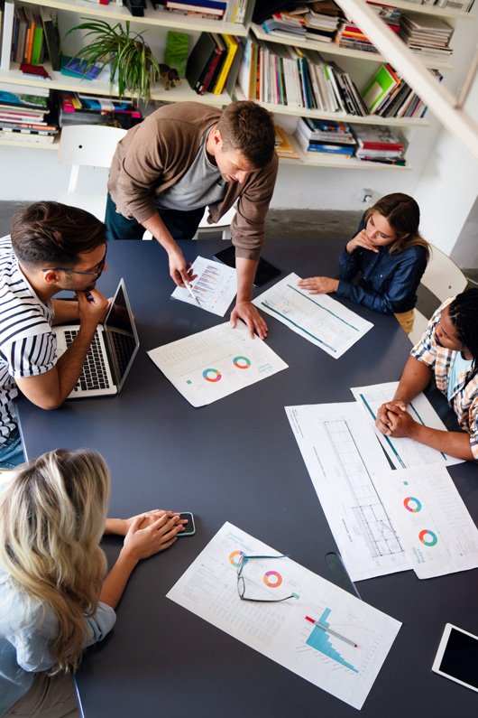 Equipo de Agencia Fansly trabajando en estrategias basadas en datos para creadoras de Fansly