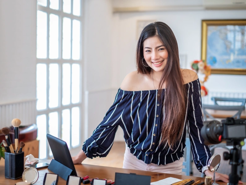 Mujer joven feliz y relajada disfrutando de su tiempo libre después de delegar la gestión de su cuenta de Fansly en una agencia