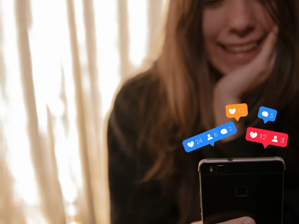 Mano femenina usando un smartphone con la app de Fansly abierta, representando la gestión de chat por una agencia